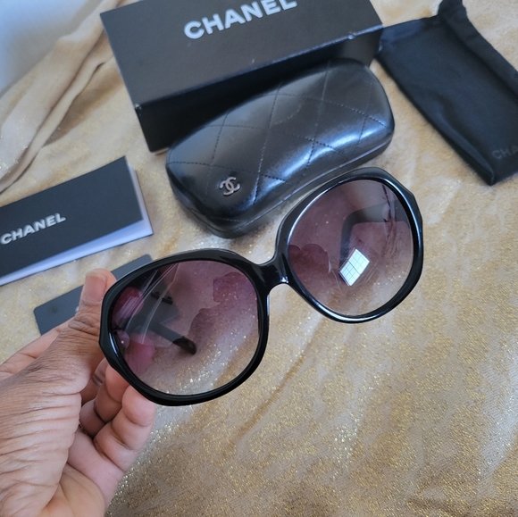 💯% Authentic Chanel sunglasses🕶 with original pouch and booklet and box - Picture 10 of 11